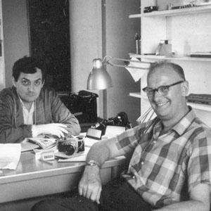 Foto de Stanley Kubrick e Arthur C. Clarke sentados em torno de uma mesa