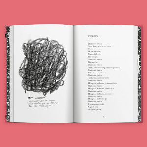 Livro aberto: aparecem alguns rabiscos e um poema