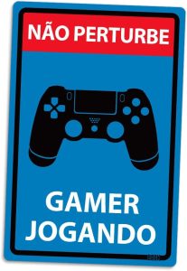 Placa Decorativa em Acrílico, tamanho 24x16cm, modelo GAMER JOGANDO PS